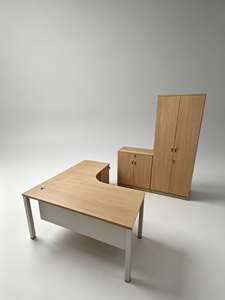 Escritorio Ejecutivo Moderno y Duradero en Forma de L con Base de Chipboard, Patas Metálicas, Mueble de Oficina Independiente para Uso en Oficina en Casa - Product Image 1