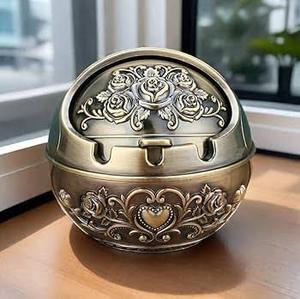 Cendrier de bureau rond en laiton vintage avec motif de rose et design en forme de cœur pour la décoration de la maison - Product Image 2