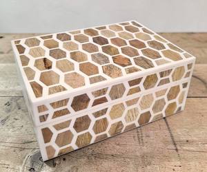 Caja de Almacenamiento Hecha a Mano con Incrustaciones de Madera y Resina, Pulida, Duradera, Decoración para Mesa, para Anillos, Aretes y Recuerdos - Product Image 1
