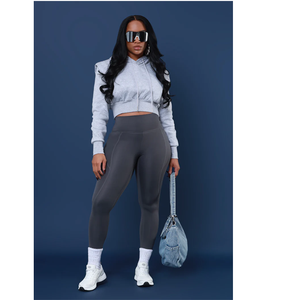 Sweat-shirt à capuche court gris pour femme, à épaules tombantes, manches longues, couleur unie, tricoté, respirant, vêtement de sport, collection automne - Product Image 3