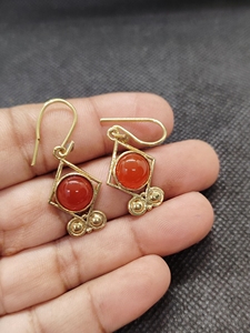 Boucles d'oreilles pendantes en onyx rouge et laiton, faites à la main, vente en gros - Product Image 5