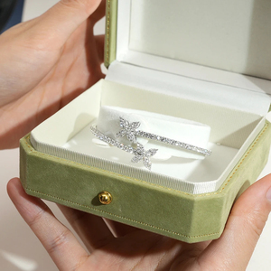 Bracelet manchette ouverte en diamant de laboratoire taille fleur, motif floral, poids total en carats éblouissant, sans défaut, confectionné à la main par des experts - Product Image 5
