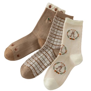 Calcetines de Algodón Personalizados para Mujer, Diseño de Conejo y Zanahoria en Beige Marrón Bebé, Estilo Vintage Lindo, Marca Privada, Fabricante de Calcetines VN - Product Image 1