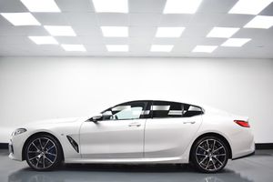 BMW Série 8 Gran Coupé 2022, berline sport blanche avec toit noir et jantes en alliage - Product Image 1