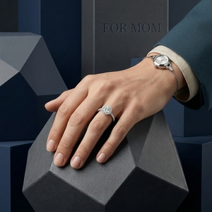 Bague de fiançailles pour femme en platine PT950 avec diamant rond taille brillant et diamants latéraux couleur D certifiés IGI, style classique - Product Image 5