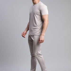 Camiseta de manga corta con cuello redondo para hombre, pantalones largos de color gris, color sólido, informal, deportivo, ajuste regular, ligero, de secado rápido, para verano - Product Image 2