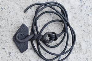 Collier pendentif Marteau de Thor médiéval forgé à la main Prime Crafts International, en acier au carbone noir avec cordon en cuir - Product Image 5