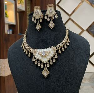 Ensemble collier et boucles d'oreilles élégants de qualité supérieure, plaqués or, avec cristaux et strass, style ethnique, pour femmes, pour fêtes, mariages, anniversaires, fiançailles - Product Image 2
