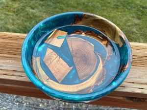 ชามตกแต่งทำมือจากเรซิ่นอีพ็อกซี่สีฟ้าอมเขียวและไม้ธรรมชาติ - Product Image 6