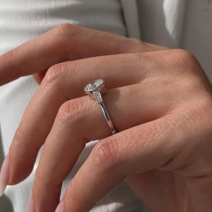 Élégante bague de fiançailles pour femme avec diamant de laboratoire de 2 carats, trois pierres, accents baguette effilés, en or blanc 14K, sertie clos - Product Image 5