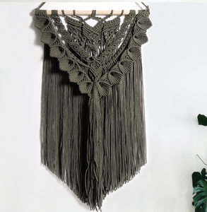 Atrapasueños de macramé verde salvia con diseño de árbol de la vida, con flecos geométricos tejidos, disponible a precios de mayorista. - Product Image 5