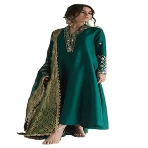 Zuid-Aziatische Vrouwen Dragen Ongestikte Salwar Kameez / Pakistani Gazonpakken/Damespakken