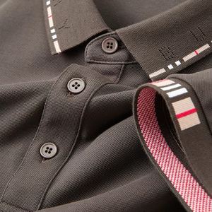 Camiseta de Hombre de Alta Calidad en Poliéster/Algodón, Colores Sólidos, Impresión Digital Personalizada, Bordado OEM, Manga Corta - Product Image 3