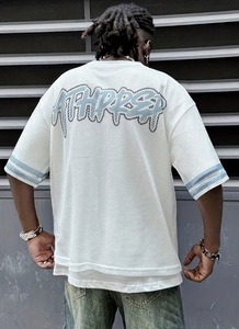 เสื้อยืดแขนสั้นลายกราฟิกเบสบอลสำหรับผู้ชาย ทรงปกติ คอวี ผ้าทอ พิมพ์ลายดิจิทัลด้านหน้า ดีไซน์ 'THRSP' ระบายอากาศได้ดี - Product Image 3