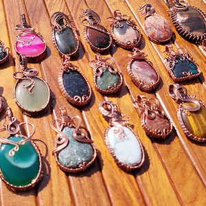 Pendentifs en cristal enroulés de fil de cuivre, vente en gros, faits à la main, pierres précieuses naturelles, breloques bohèmes, plaqué cuivre antique en vrac - Product Image 2