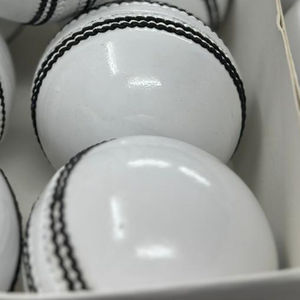 ลูกคริกเก็ตคุณภาพพรีเมียม 4 ลูก น้ำหนัก 156 กรัม สำหรับการทดสอบการแข่งขัน เย็บมือ หนังแท้ แกนคอร์กสีขาว - Product Image 5