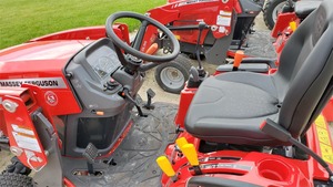 Tracteur agricole Massey Ferguson GC1723E 4 roues motrices 100 CV avec chargeur frontal - Product Image 6