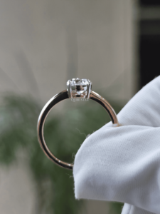 แหวนเพชรเม็ดเดี่ยวเพาะเลี้ยงในห้องปฏิบัติการ Cushion Lab Grown Solitaire รับรองโดย IGI น้ำหนัก 2.30 กะรัต ตัวเรือนทองคำแบบสี่ขา ดีไซน์หรูหราคลาสสิก เหมาะสำหรับเป็นเครื่องประดับหมั้นสำหรับผู้หญิง - Product Image 3