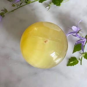 Sphère de cristal de calcite citronnée sculptée de qualité supérieure, pierre naturelle polie pour la guérison, décoration Feng Shui pour la maison, thème Amour, objet de collection artistique - Product Image 3