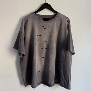 เสื้อยืดคอกลมโอเวอร์ไซส์ผ้าฝ้าย 100% สำหรับผู้ชาย พิมพ์ลายโลโก้ตามสั่ง ล้างสีแบบแอซิดวอช แต่งรูขาดแบบดิสเทรส พร้อมลายพื้นสีพื้น สามารถปรับแต่งได้ - Product Image 5