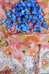 Tissu imprimé à motifs géométriques miroir pêche blanc avec bordure épaisse pour la confection de Kurtis – Vêtements ethniques de créateur - Product Image 2