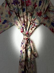 Robe kimono pour femmes 100% coton imprimé |   Peignoir léger à motifs floraux pour la détente |   Kimono d'été respirant avec logo frontal - Product Image 3