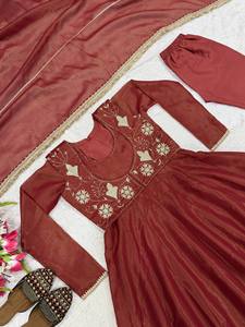 ชุดเดรส Anarkali สำหรับผู้หญิง พร้อมผ้าคลุมไหล่ งานปักหนักสไตล์อินเดีย-ปากีสถาน เหมาะสำหรับงานแต่งงานและงานเลี้ยง - Product Image 3