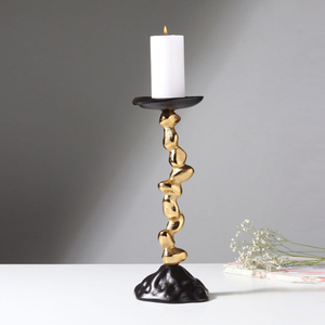 Juego de Dos Portavelas de Metal Plateado Texturizado con Pedestales Esculpidos en Forma de Guijarros Dorados, Piezas Decorativas de Lujo - Product Image 6