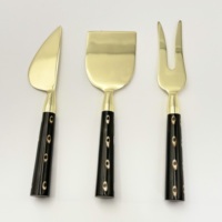 Ensemble de couverts à fromage élégants avec manche en résine noire plaqué or, design royal, pour table à manger