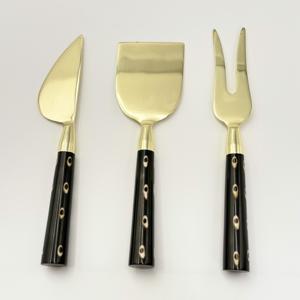 Ensemble de couverts à fromage élégants avec manche en résine noire plaqué or, design royal, pour table à manger - Product Image 1