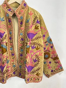 Veste en velours jaune moutarde vintage pour femmes, brodée au style Suzani, style bohème ethnique, fleurs brodées à la main, ouverte sur le devant, manteau d'hiver - Product Image 3