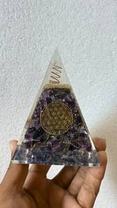 Pyramide d'orgonite nubienne en améthyste, décoration énergétique en cristal faite à la main pour la méditation, le yoga, la décoration spirituelle de la maison et comme cadeau - Product Image 3
