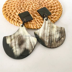 Boucles d'oreilles en corne de boeuf en corne standard bijoux avec peau naturelle pour femme filles naturel et écologique poli meilleure qualité Inde FWE - Product Image 1