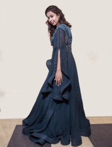 Elegante vestido de noche de georgette con corte en A, largo hasta el suelo, con bordado de cuentas y cuello corazón, sin mangas y capa transparente. - Product Image 4