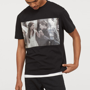 Camiseta Negra de Manga Corta para Hombre con Estampado Fotográfico, Cuello Redondo, Corte Regular, Informal, de Algodón - Product Image 1