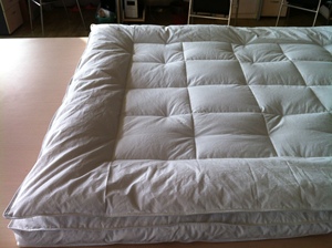 Surmatelas rafraîchissant matelassé en microfibre blanche 400TC, pliable, couleur unie, toutes saisons, usage domestique, lavable en machine - Product Image 6