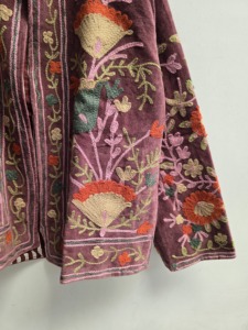 Chaqueta de Terciopelo Rosa Polvoriento con Bordado Floral Botánico Hecho a Mano para Mujer, Estilo Boho Étnico, Abrigo de Diseñador, Exportador Mayorista - Product Image 4