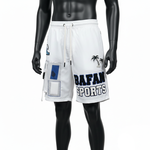 Shorts de baño de poliéster de secado rápido de alta calidad, 140 GSM, blancos y azules, con paneles de bolsillos tipo cargo, apliques bordados y logotipo personalizado para hombre. - Product Image 1