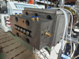 Wpc Gỗ nhựa composite <span class=keywords><strong>Panel</strong></span> tường decking sân thượng hàng rào làm máy Dây chuyền sản xuất nhà máy sản xuất - Product Image 3