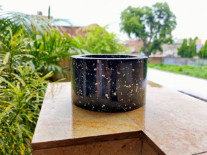 Pot de fleurs rond en laque noire émaillée, motif moucheté, minimaliste, moderne, pour plantes d'intérieur - Product Image 1