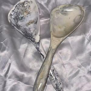 Cuchara de Servir Multiusos Clásica, Ecológica y Reutilizable, Hecha a Mano con Resina de Lujo TCE, Cubertería Decorativa Premium Personalizable - Product Image 1