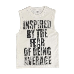 Camiseta sin mangas extragrande para hombre con estampado motivacional 'Inspirado por el miedo a ser 'promedio'': estilo urbano desgastado - Product Image 1