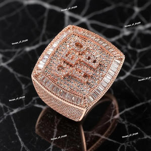 Bague en argent avec moissanite taille baguette et sertissage pavé, design personnalisé, bague audacieuse de luxe pour homme - Product Image 4
