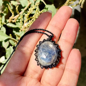 Collier en macramé fait main avec pierre de lune arc-en-ciel, pendentif en pierre de lune naturelle facettée, cordon noir, bijoux bohèmes, bijoux de guérison, cadeau pour femme - Product Image 4