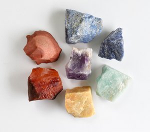 Pierre brute naturelle des sept chakras, cristal de guérison des 7 chakras, pierre de cristal brute multicolore naturelle, fournisseur en gros - Product Image 1