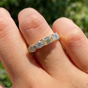 Anillo de Oro Amarillo con Diamantes de Corte Esmeralda, Corte Pera, Corte Redondo Blanco y Circonita Cúbica, Anillo de 4 Piedras, Oro Sólido de 10K, Anillos de Moissanita - Product Image 1