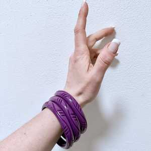 Bracelet en résine violette de Mme Polly, forme ronde, sculpté, artistique, bijoux artisanaux - Product Image 5