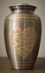 Urna Funeraria de Latón Hecha a Mano para Cenizas - Acabado en Estaño con Grabado de Corazón |   Talla Grande Personalizada para Adultos - Product Image 3