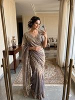 Sari en satin de soie doux Fandy avec broderies éblouissantes, travail de sequins, bordures multiples élégantes et détails Aarco