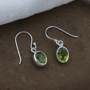 Boucles d'oreilles pendantes vintage faites à la main en argent sterling 925 plaqué rhodium avec quartz péridot ovale 6x8 mm serti clos, cadeau bijoux pour femme - Product Image 1